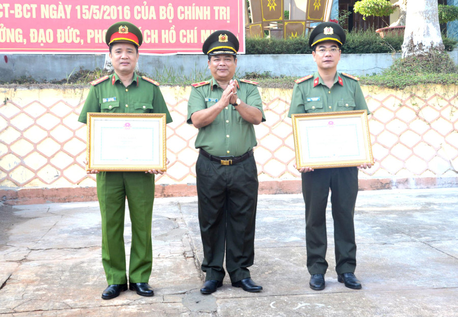  Thừa ủy quyền của Chủ tịch UBND tỉnh, Thiếu tướng Rah Lan Lâm-Ủy viên Ban Thường vụ Tỉnh ủy, Bí thư Đảng ủy, Giám đốc Công an tỉnh trao bằng khen của Chủ tịch UBND tỉnh cho các tập thể, cá nhân. Ảnh: Hữu Trường