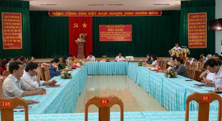 Quang cảnh Hội nghị sơ kết 5 năm thực hiện Chỉ thị 05 của Bộ Chính trị về đẩy mạnh học tập, làm theo tư tưởng, đạo đức, phong cách Hồ Chí Minh tại thị xã Ayun Pa.Ảnh.Vũ Chi