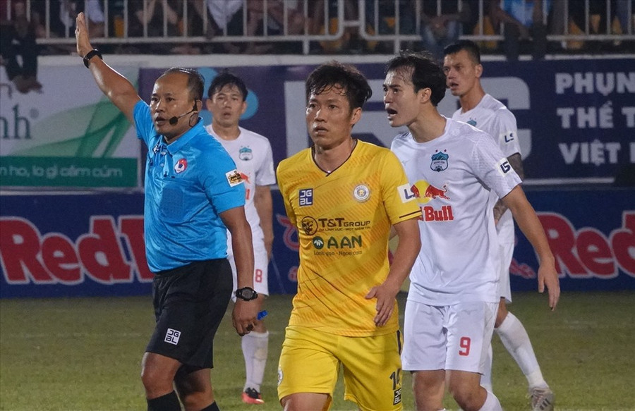 Văn Toàn không mất oan một phạt đền? Ảnh: Nguyễn Đăng