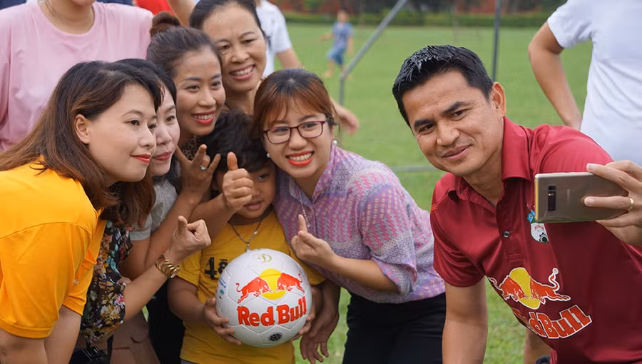 HLV Kiatisak mong muốn cống hiến một trận đấu đẹp mắt cho người hâm mộ bóng đá Việt Nam trong trận gặp Thanh Hóa. ẢNH MINH HẢI