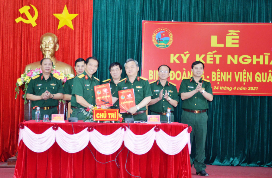 Hai bên trao biên bản kết nghĩa