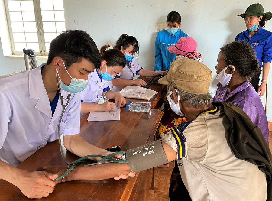 Thành viên Câu lạc bộ Thầy thuốc trẻ tỉnh khám bệnh cho người dân xã Krong (huyện Kbang). Ảnh: Hà Đức Thành  CLB Thầy thuốc trẻ khám-chữa bệnh cho người dân xã Krong (huyện Kbang, tỉnh Gia Lai). Ảnh: Hà Đức Thành