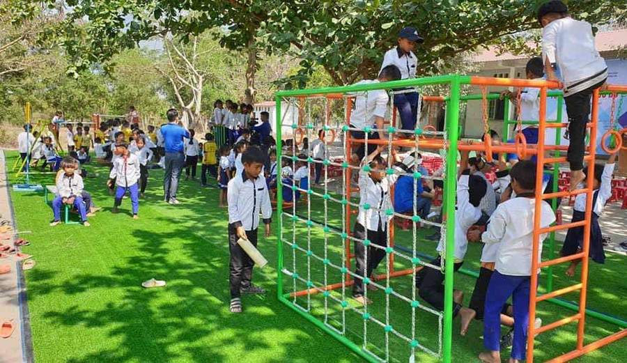 Các em học sinh điểm Trường Tiểu học Trần Quốc Tuấn (buôn Ia Jip, xã Chư Drăng) vui vẻ chơi các trò chơi trên sân trường. Ảnh: Vũ Chi Các em học sinh điểm Trường Tiểu học Trần Quốc Tuấn (buôn Ia Jip, xã Chư Drăng) vui vẻ chơi các trò chơi trên sân trường. Ảnh.Vũ Chi