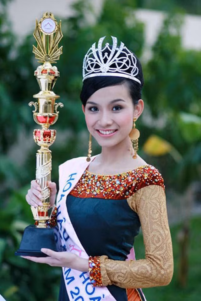 Thùy Lâm thời điểm đăng quang Hoa hậu Hoàn vũ Việt Nam 2008.