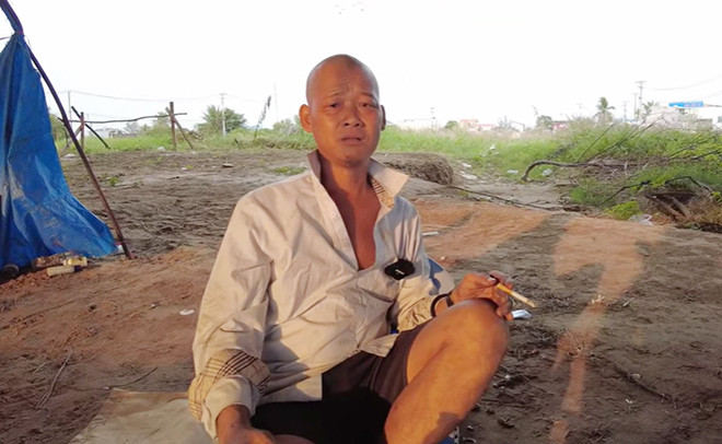 Ngày nóng, người đàn ông này ra gầm cầu ăn ở luôn.