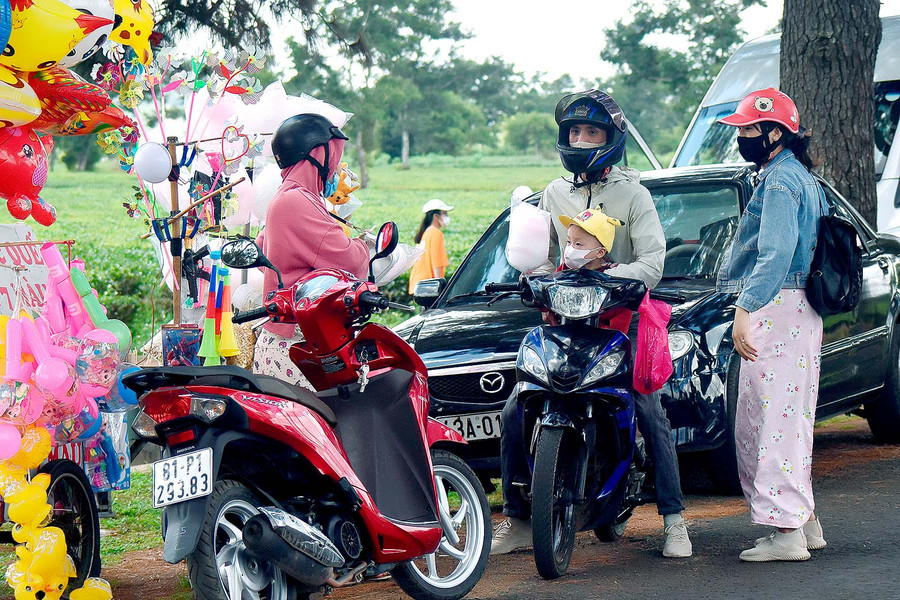 Cả các cháu nhỏ cũng được bố mẹ đeo khẩu trang khi đi chơi. Nhiều gia đình đưa con đến đây tham quan, chụp ảnh và tự ý thức đeo khẩu trang.