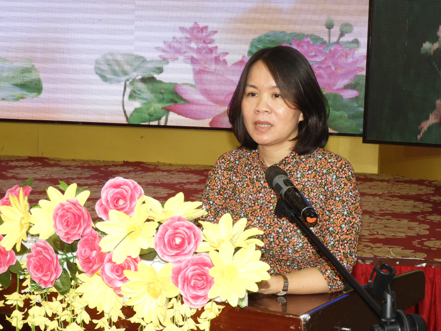 Bà Thiều Thị Hương-báo cáo viên Ban Tôn giáo Chính phủ phổ biến chuyên đề quan điểm và chủ trương của Đảng, chính sách và pháp luật của Nhà nước đối với tôn giáo. Ảnh: Thanh Nhật