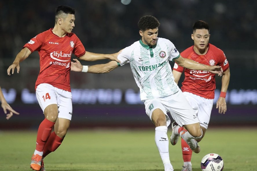 Văn Thuận (số 14) dần quen với vai trò trung vệ. Ảnh: VPF Văn Thuận (số 14) dần quen với vai trò trung vệ. Ảnh: VPF