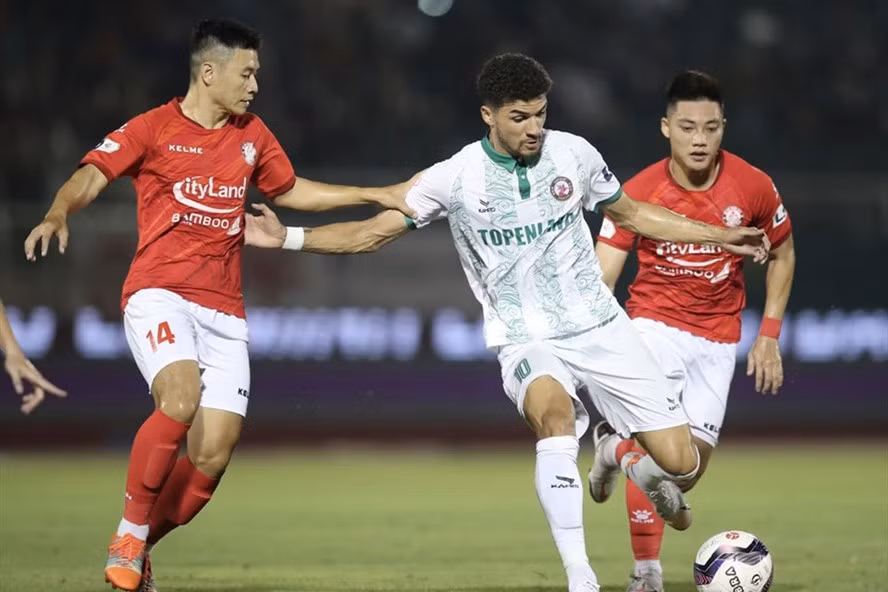 Văn Thuận (số 14) dần quen với vai trò trung vệ. Ảnh: VPF