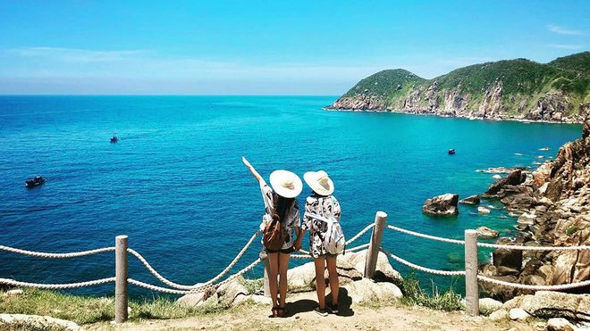 Tour đi biển được nhiều du khách lựa chọn dịp 30.4 ẢNH H.B