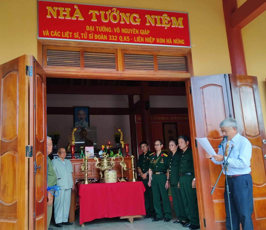Cựu chiến binh Đoàn 332 dâng hương Đại tướng Võ Nguyên Giáp. Ảnh: Ngọc Tấn