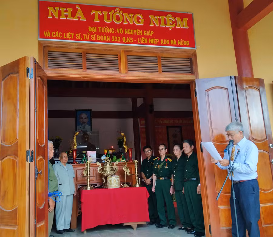 Cựu chiến binh Đoàn 332 dâng hương Đại tướng Võ Nguyên Giáp. Ảnh: Ngọc Tấn