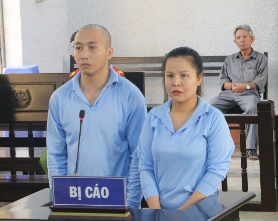 Hai bị cáo Tấn và Hạnh tại phiên tòa. ẢNH: HOÀNG BÌNH