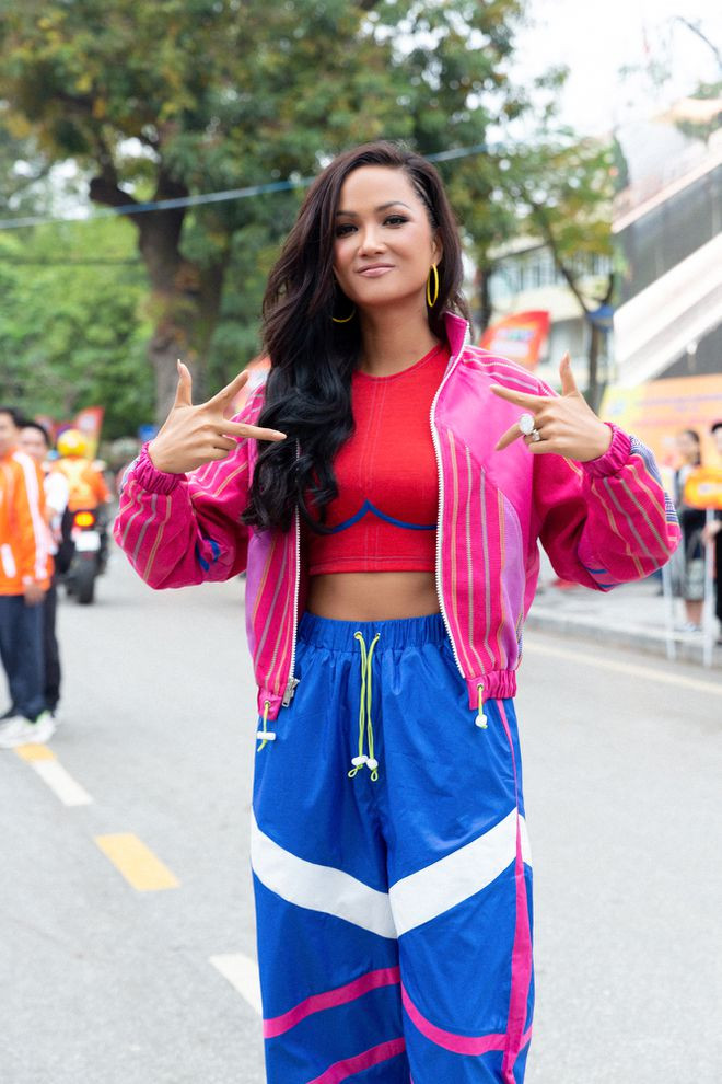 Hoa hậu H’Hen Niê diện crop top khéo khoe vòng eo 59cm. ẢNH: NVCC