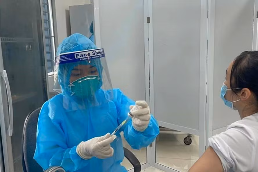  Tiêm vaccine COVID-19. Ảnh: Bộ Y tế