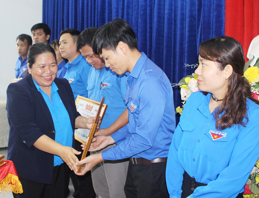 Chị Hà Thị Giang Thảo-Bí thư Tỉnh Đoàn-trao bằng khen của Ban Chấp hành Trung ương Đoàn cho các tập thể có thành tích xuất sắc trong công tác Đoàn và phong trào thanh thiếu nhi. Ảnh: Phan Lài  Chị Hà Thị Giang Thảo-Bí thư Tỉnh Đoàn-trao bằng khen của Ban Chấp hành Trung ương Đoàn cho các tập thể có thành tích xuất sắc trong công tác Đoàn và phong trào thanh thiếu nhi. Ảnh: Phan Lài