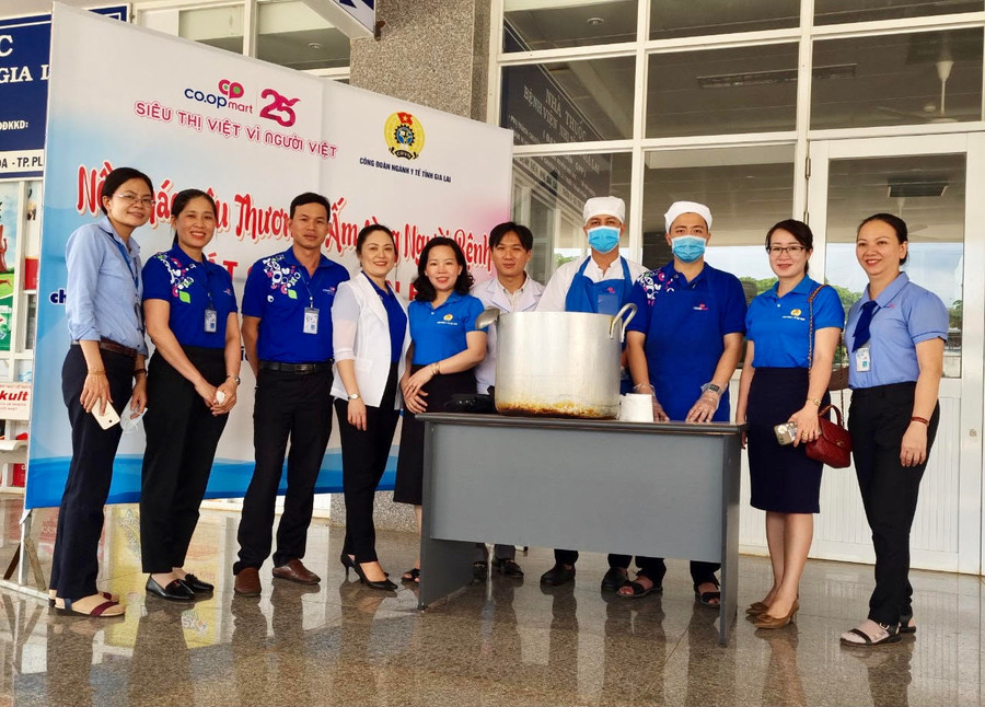 Chương trình “Nồi cháo yêu thương-Ấm lòng người bệnh” do Công đoàn ngành Y tế Gia Lai phối hợp với Siêu thị Co.op Mart Pleiku tổ chức. Ảnh: Như Nguyện  Chương trình “Nồi cháo yêu thương-Ấm lòng người bệnh” do Công đoàn ngành Y tế Gia Lai phối hợp với Siêu thị Co.op Mart Pleiku tổ chức. Ảnh: Như Nguyện