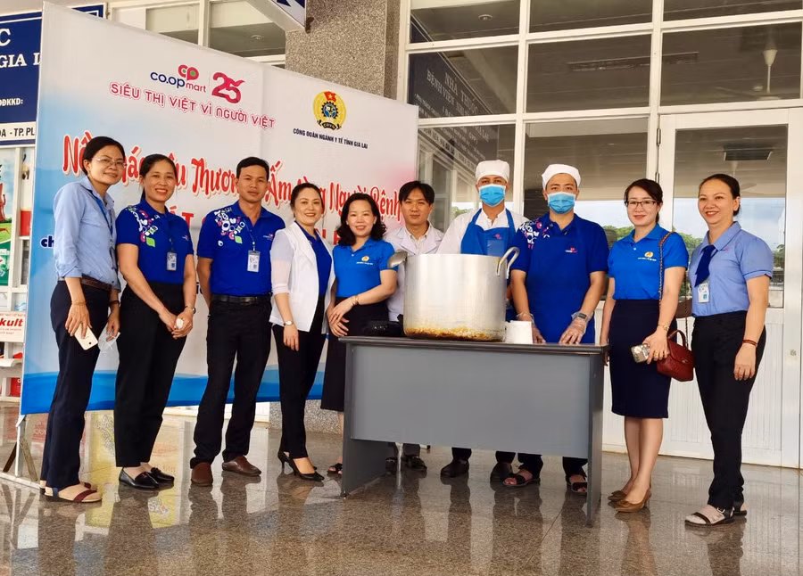  Chương trình “Nồi cháo yêu thương-Ấm lòng người bệnh” do Công đoàn ngành Y tế Gia Lai phối hợp với Siêu thị Co.op Mart Pleiku tổ chức. Ảnh: Như Nguyện