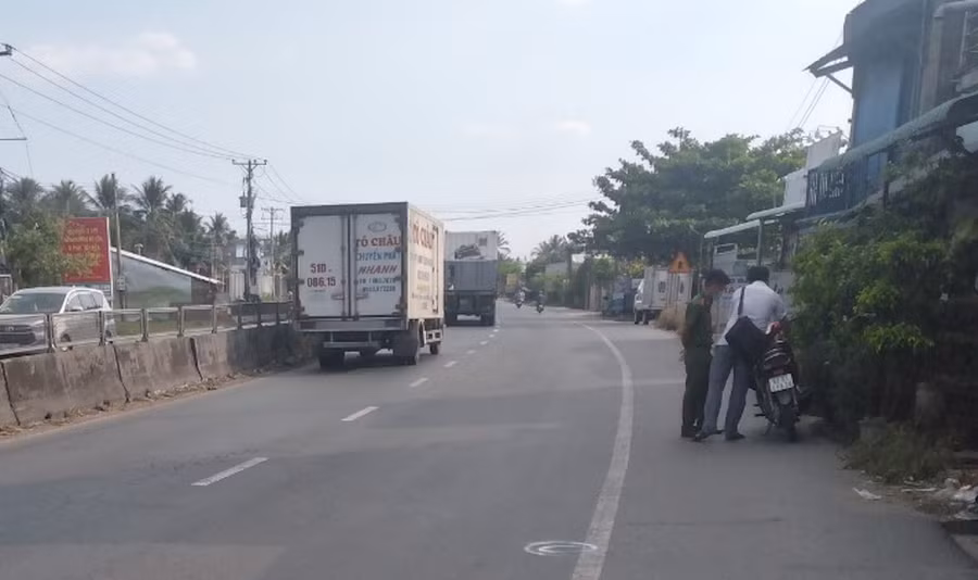 Hiện trường nơi xảy ra vụ việc trên quốc lộ 1. Ảnh: Đ.Đ. Hiện trường nơi xảy ra vụ việc trên quốc lộ 1. Ảnh: Đ.Đ.