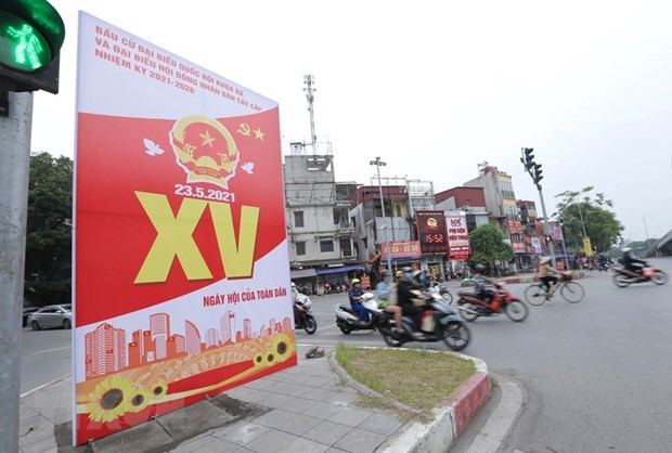 Cụm pano 3 mặt tuyên truyền, cổ động bầu cử tại ngã 4 ô Đông Mác. (Ảnh: Hoàng Hiếu/TTXVN)  Cụm pano 3 mặt tuyên truyền, cổ động bầu cử tại ngã 4 ô Đông Mác. (Ảnh: Hoàng Hiếu/TTXVN)
