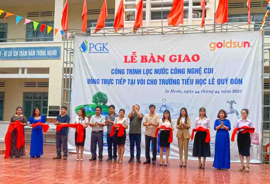 Đại diện nhà tài trợ, chính quyền địa phương cùng Ban Giám hiệu Trường Tiểu học Lê Quý Đôn (xã Ia Ma Rơn, huyện Ia Pa) cắt băng khánh thành công trình máy lọc nước công nghệ CDI. Ảnh: Vũ Chi Đại diện nhà tài trợ, chính quyền địa phương cùng Ban Giám hiệu Trường Tiểu học Lê Quý Đôn (xã Ia Ma Rơn, huyện Ia Pa) cắt băng khánh thành công trình máy lọc nước công nghệ CDI.Ảnh.Vũ Chi