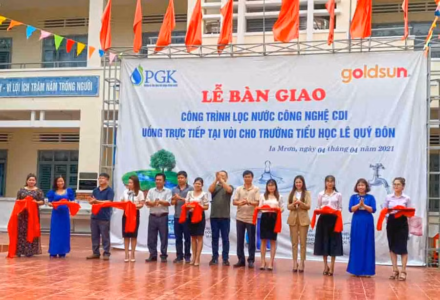 Đại diện nhà tài trợ, chính quyền địa phương cùng Ban Giám hiệu Trường Tiểu học Lê Quý Đôn (xã Ia Ma Rơn, huyện Ia Pa) cắt băng khánh thành công trình máy lọc nước công nghệ CDI.Ảnh.Vũ Chi