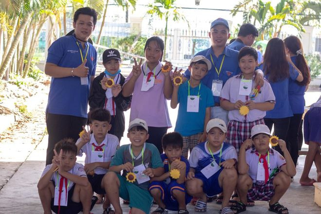 Mạnh Minh Tiến (bìa trái) cùng các bạn trong nhóm cộng sự thực hiện nhiều chương trình gây quỹ giúp đỡ trẻ em nghèo ẢNH: DUY TÂN