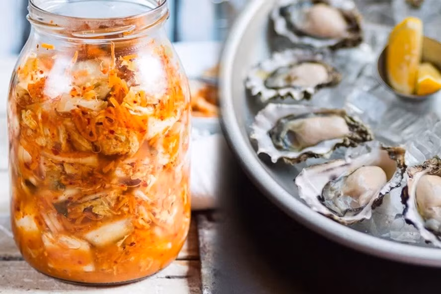 Kim chi, hàu là một trong những thực phẩm giúp giảm căng thẳng. Đồ hoạ: Vy Vy