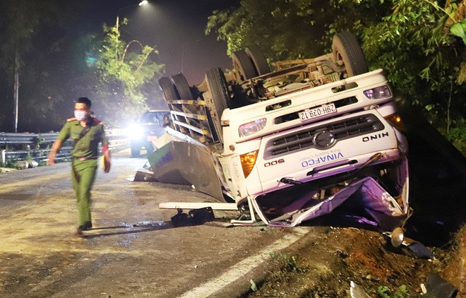 Hiện trường vụ 2 nữ sinh viên bị xe tải tông thiệt mạng trên đèo Bảo Lộc đêm 2.4 - ẢNH: G.B Hiện trường vụ 2 nữ sinh viên bị xe tải tông thiệt mạng trên đèo Bảo Lộc đêm 2.4 - ẢNH: G.B