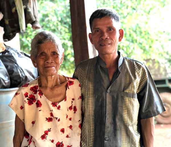 Bà Rơ Mah H’Phin (người gốc Campuchia) và con trai Rơ Mah Blơi. Ảnh: Lê Hòa