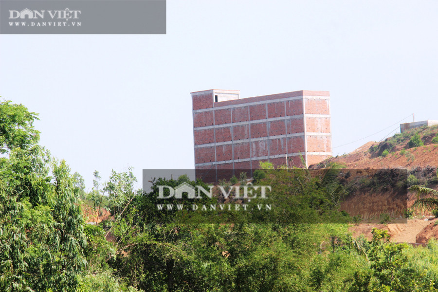 Cận cảnh công trình nhà nuôi yến trái phép mọc trên đất lâm nghiệp ở xã Mỹ Đức (huyện Phù Mỹ, tỉnh Bình Định). Ảnh: Dũ Tuấn.