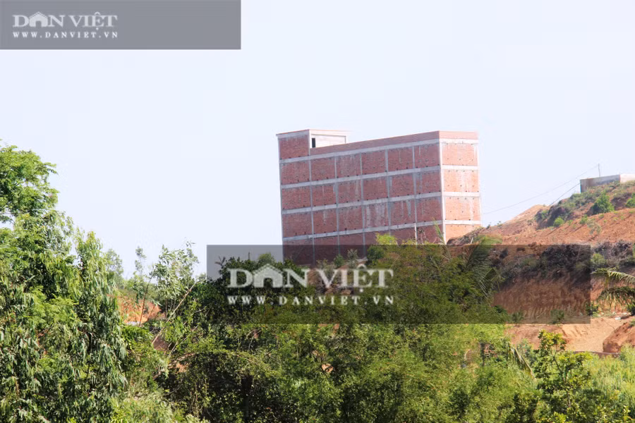 Cận cảnh công trình nhà nuôi yến trái phép mọc trên đất lâm nghiệp ở xã Mỹ Đức (huyện Phù Mỹ, tỉnh Bình Định). Ảnh: Dũ Tuấn.