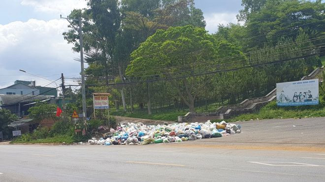 Rác thải ùn ứ khắp TP.Bảo Lộc ẢNH: TRÙNG DƯƠNG