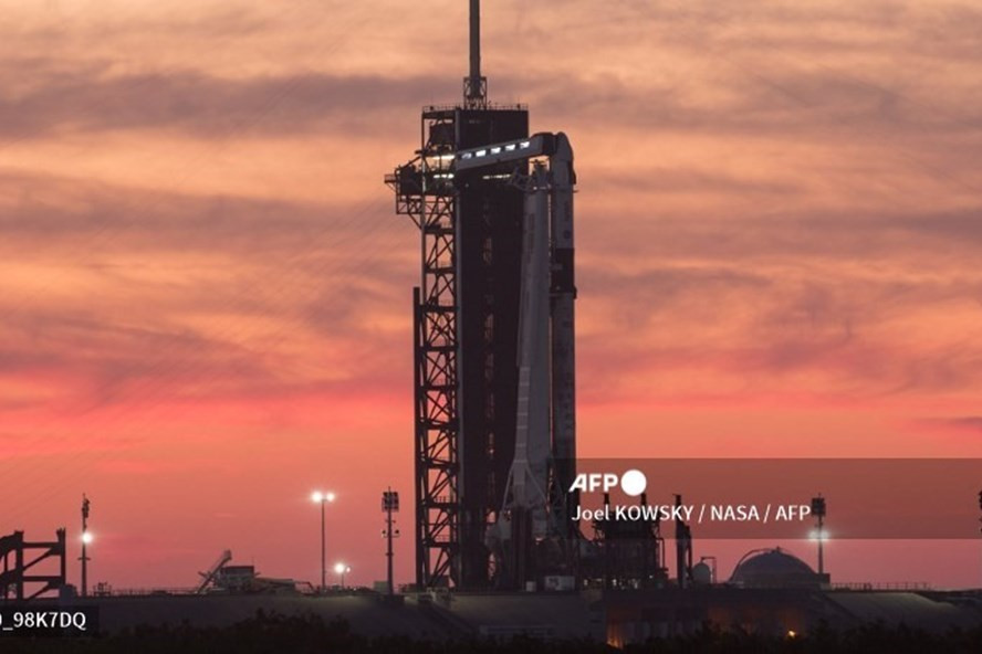 Tên lửa Falcon 9 và tàu vũ trụ Crew Dragon của SpaceX ở bệ phóng 39A, chuẩn bị cho sứ mệnh Crew-2. Ảnh: AFP