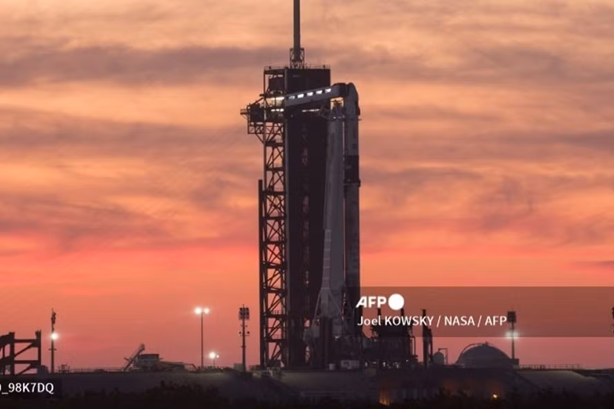 Tên lửa Falcon 9 và tàu vũ trụ Crew Dragon của SpaceX ở bệ phóng 39A, chuẩn bị cho sứ mệnh Crew-2. Ảnh: AFP