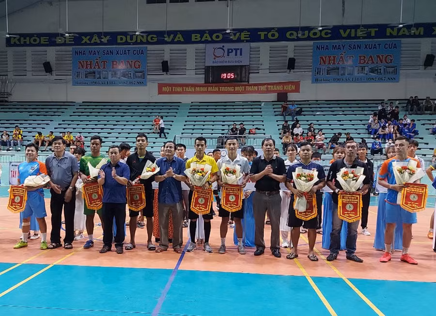 Lãnh đạo Sở Văn hóa-Thể thao và Du lịch tỉnh Gia Lai tặng hoa cho 22 đội bóng thi đấu tại giải. Ảnh: Thiên Di