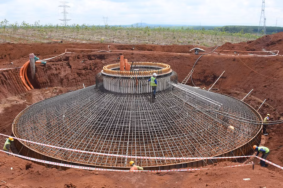 Dự kiến giữa tháng 5 tới, Công ty cổ phần Phong điện Ia Pết Đak Đoa sẽ hoàn thành 44 móng trụ để lắp đặt thiết bị tua bin điện gió và đưa nhà máy vận hành trước ngày 31-10. Ảnh: Minh Nguyễn Dự kiến giữa tháng 5 tới, Công ty cổ phần Phong điện Ia Pết Đak Đoa sẽ hoàn thành 44 móng trụ để lắp đặt thiết bị tua bin điện gió và đưa nhà máy vận hành trước ngày 31-10. Ảnh: Minh Nguyễn