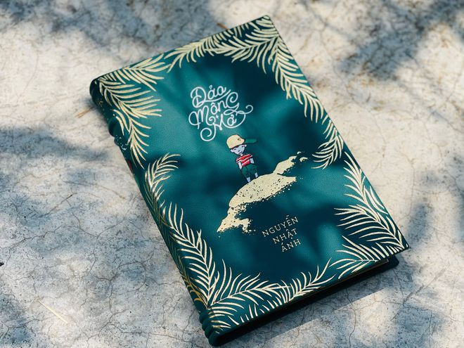 Với ấn phẩm này, Đông A hy vọng bạn đọc mến mộ nhà văn Nguyễn Nhật Ánh nói chung và bạn đọc yêu thích tác phẩm Đảo mộng mơ nói riêng, sẽ có một cuốn sách kỷ niệm xứng đáng với tình cảm và kỳ vọng Với ấn phẩm này, Đông A hy vọng bạn đọc mến mộ nhà văn Nguyễn Nhật Ánh nói chung và bạn đọc yêu thích tác phẩm Đảo mộng mơ nói riêng, sẽ có một cuốn sách kỷ niệm xứng đáng với tình cảm và kỳ vọng