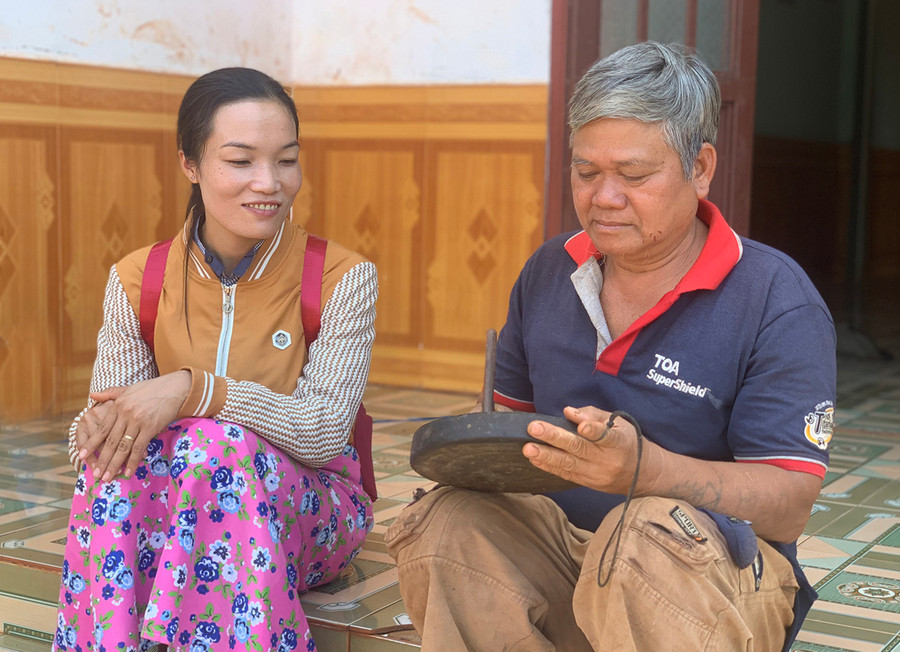 Ông Đinh Dốch đã có hơn 43 năm gắn bó với công việc chỉnh chiêng. Ảnh: Phương Vi Ông Đinh Dốch đã có hơn 43 năm gắn bó với công việc chỉnh chiêng. Ảnh: Phương Vi
