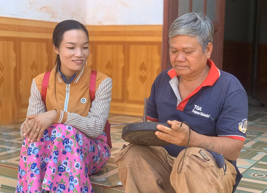 Ông Đinh Dốch đã có hơn 43 năm gắn bó với công việc chỉnh chiêng. Ảnh: Phương Vi