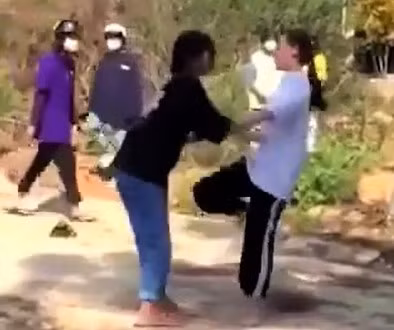 Nhóm học sinh nữ đánh nhau gây bức xúc.