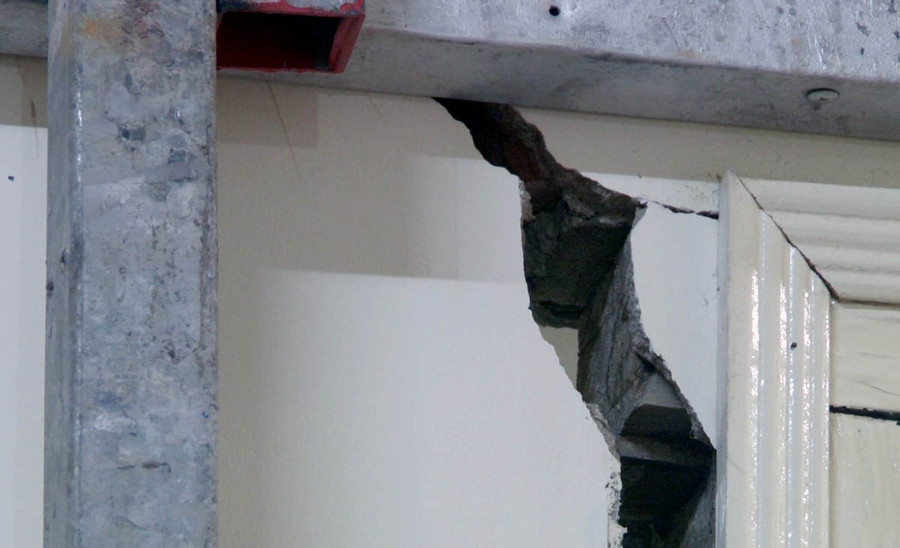  Do nhà ở bị ảnh hưởng, bốn hộ dân trong khu vực cạnh công trình buộc phải tạm di dời đến nơi ở mới.