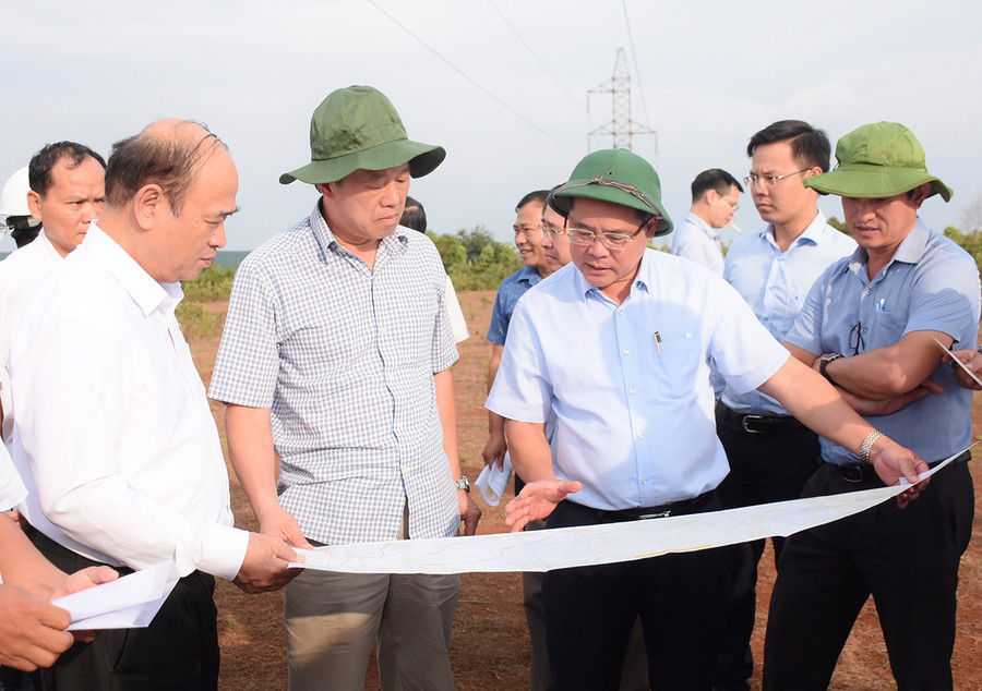 Đoàn giám sát của Quốc hội đến khảo sát dự án cải tạo, nâng cấp tỉnh lộ 665 tại huyện Chư Prông. Ảnh Minh Triều Đoàn Giám sát của Quốc hội đến khảo sát dự án cải tạo, nâng cấp tỉnh lộ 665 tại huyện Chư Prông. Ảnh Minh Triều