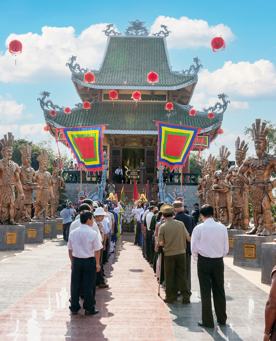 Người dân dâng hương, dâng hoa tại Đền thờ Quốc Tổ Hùng Vương ở Công viên Đồng Xanh (TP. Pleiku). Ảnh: Nguyễn Linh Vinh Quốc