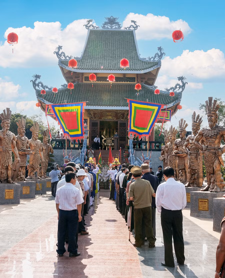  Người dân dâng hương, dâng hoa tại Đền thờ Quốc Tổ Hùng Vương ở Công viên Đồng Xanh (TP. Pleiku). Ảnh: Nguyễn Linh Vinh Quốc