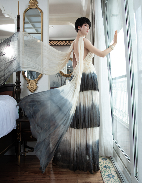  Thoát khỏi hình ảnh thanh lịch quen thuộc, cô gây ấn tượng với những bộ trang phục lạ cùng mái tóc tém cá tính. ẢNH: NVCC