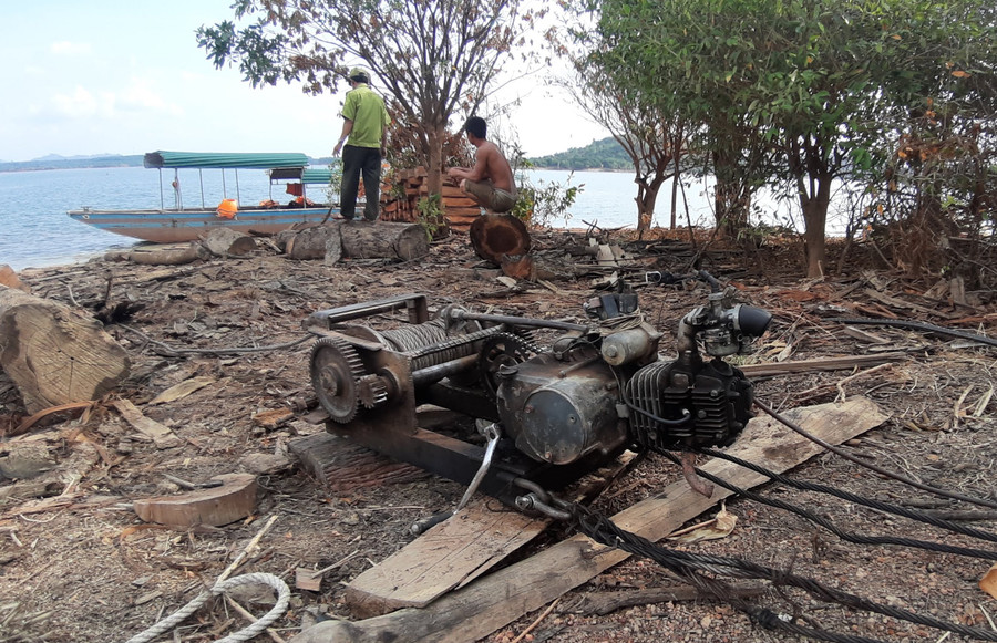7. Máy nổ có nhiều sợi dây cáp để tời gỗ lên thuyền. Ảnh. H.S jpg