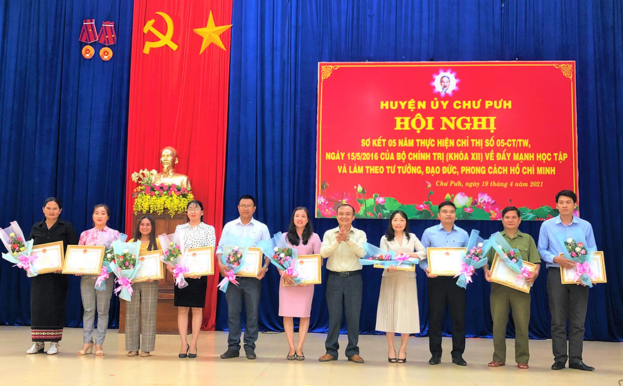 Bí thư Huyện ủy Chư Pưh Huỳnh Minh Thuận tặng giấy khen cho các cá nhân có thành tích xuất sắc trong học tập và làm theo tư tưởng, đạo đức, phong cách Hồ Chí Minh giai đoạn 2016-2021 Ảnh Đinh Yến