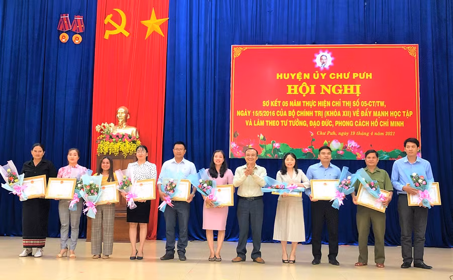 Bí thư Huyện ủy Chư Pưh Huỳnh Minh Thuận tặng giấy khen cho các cá nhân có thành tích xuất sắc trong học tập và làm theo tư tưởng, đạo đức, phong cách Hồ Chí Minh giai đoạn 2016-2021 Ảnh Đinh Yến