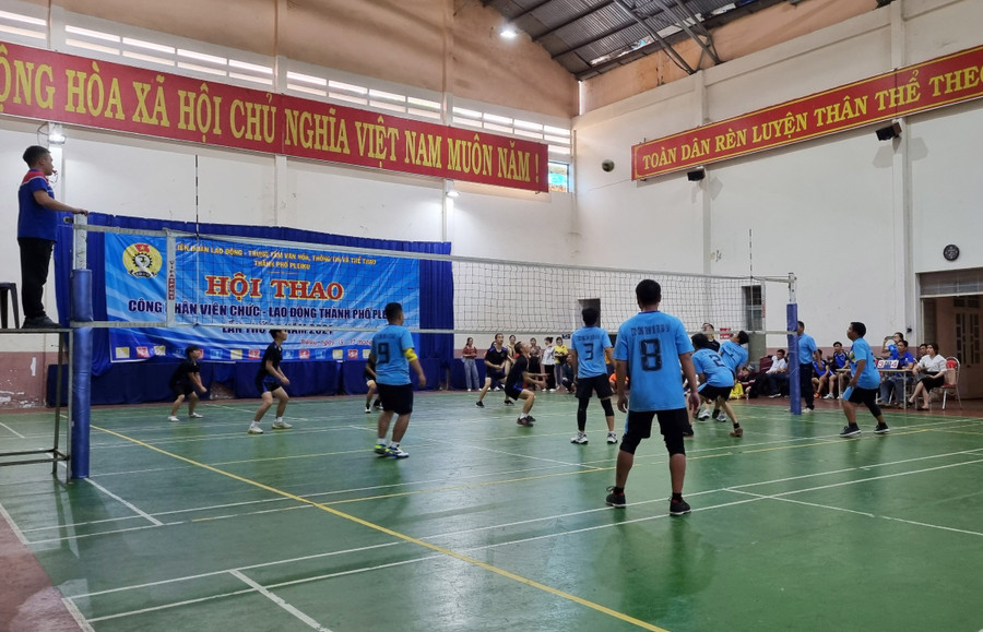  Trận chung kết môn bóng chuyền giữa 2 đơn vị Công đoàn cơ sở trường học số 8 và Công ty cổ phần Công trình Đô thị Gia Lai. Ảnh: Hà Phương